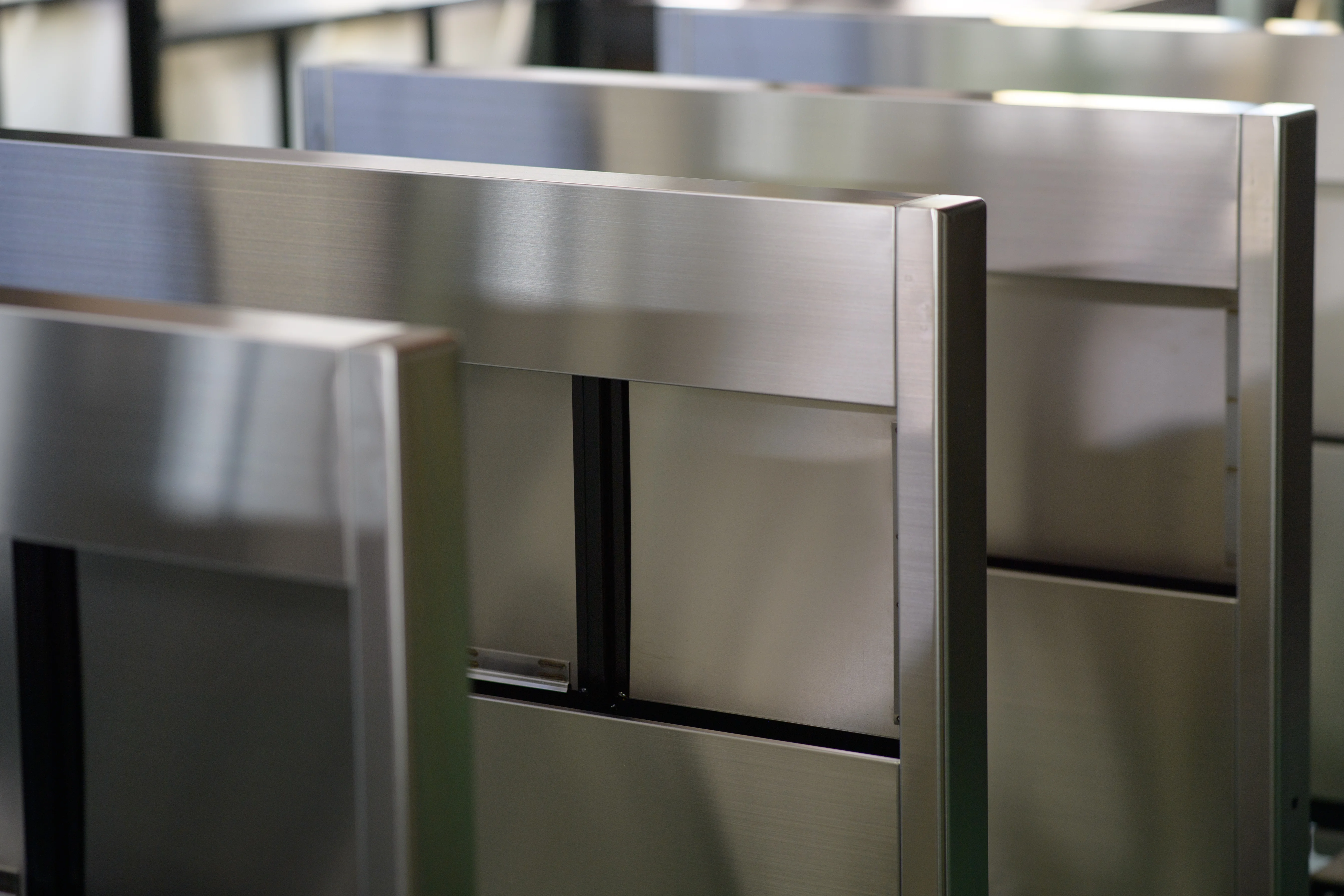 ステンレス製通行ゲートの製品写真