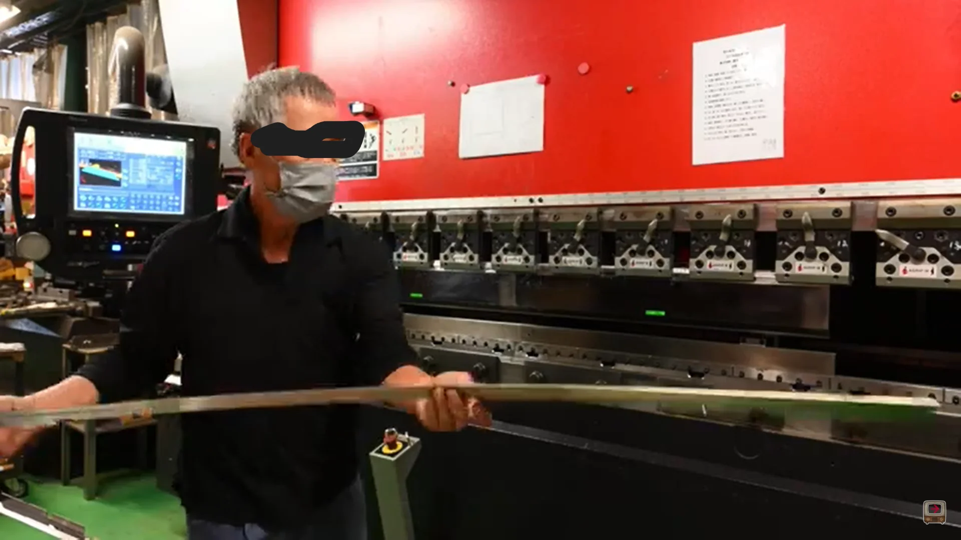 曲げ加工の作業写真