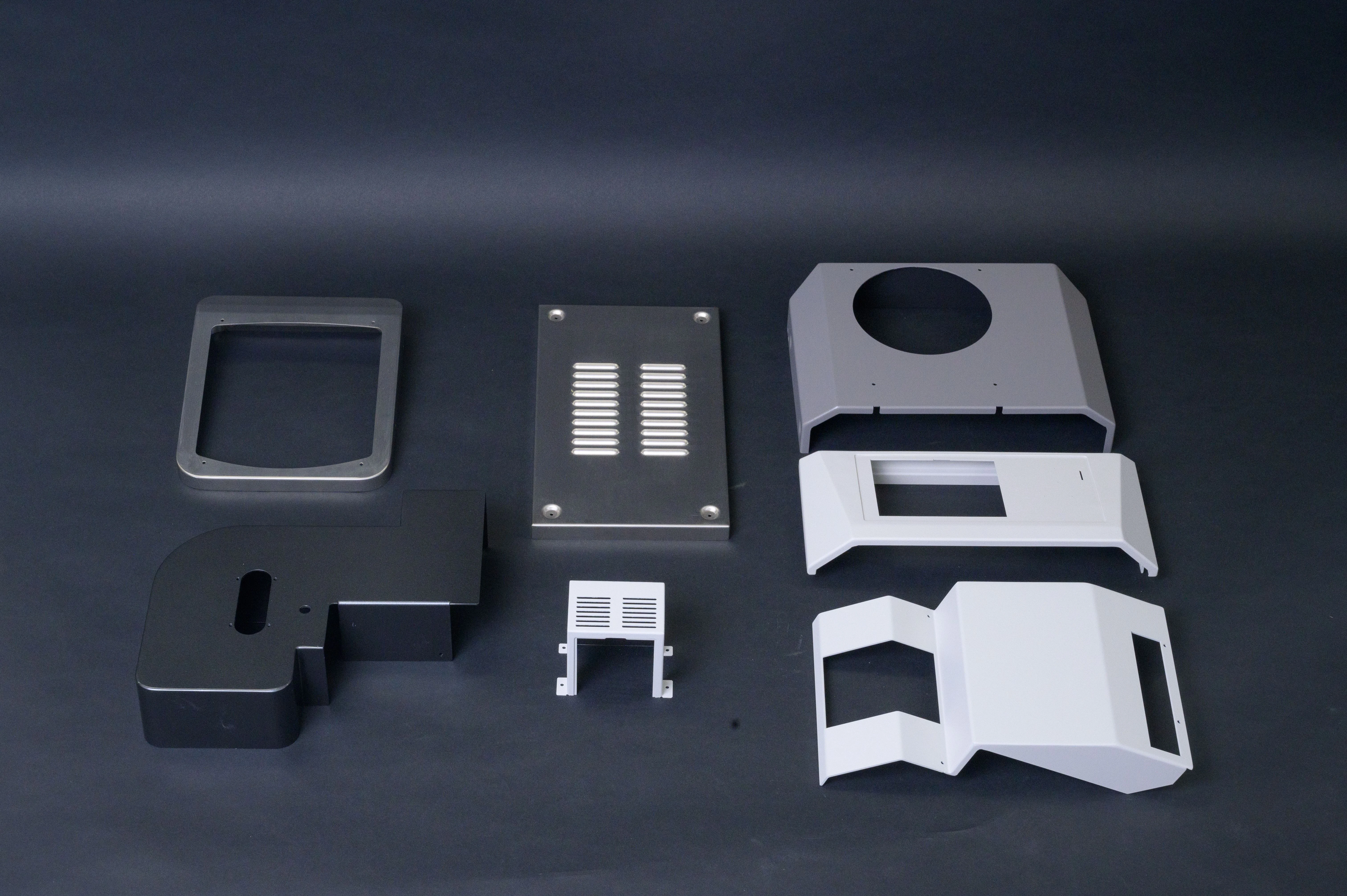 多品種の製品が並ぶ加工現場の写真