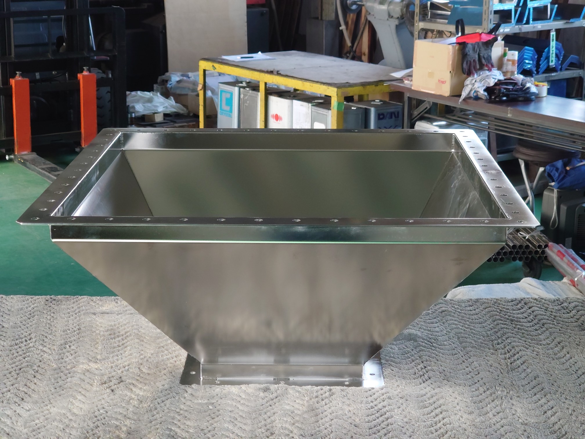 SUS316ステンレス角型ホッパー｜バフ研磨・電解研磨仕上げ一貫製作