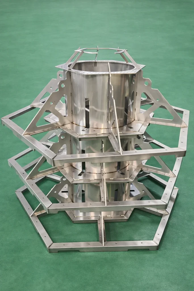 SUS316丸角複合多段フレーム｜八角形×円筒の特殊構造を多工程溶接で一貫製作