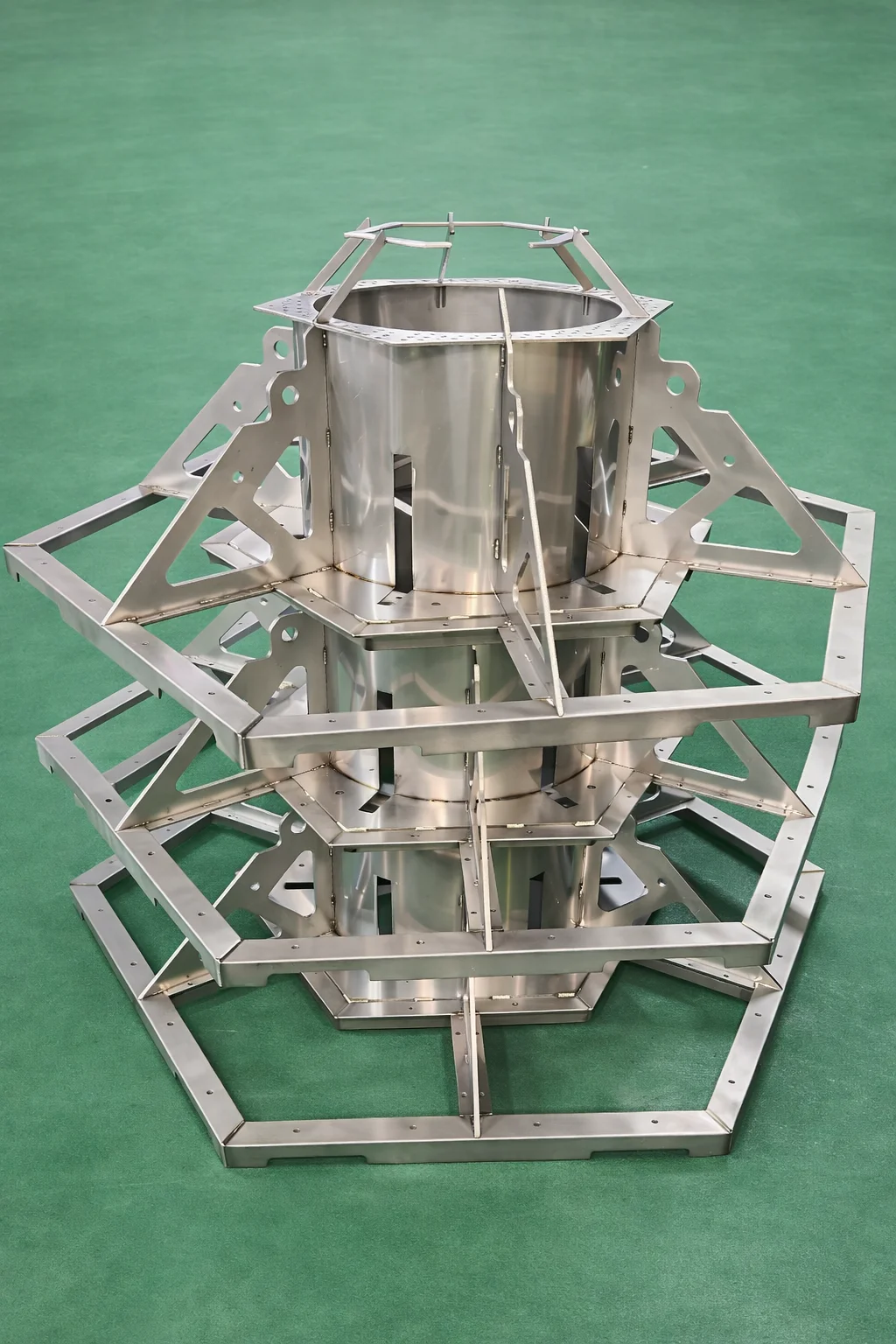 SUS316丸角複合多段フレーム｜八角形×円筒の特殊構造を多工程溶接で一貫製作