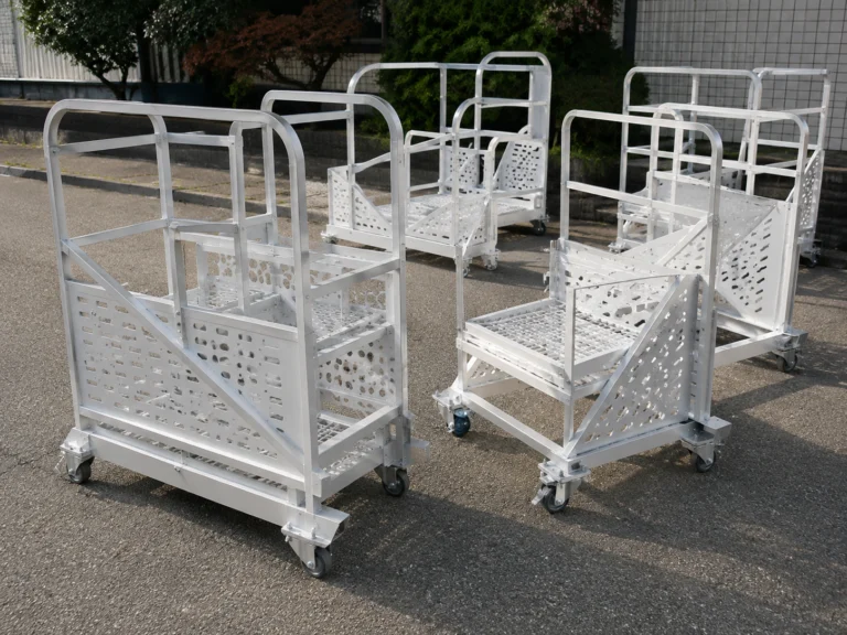 アルミデザイン台車（アルミパイプ骨格・パンチングパネル・キャスター付き）の製作事例