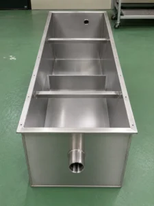 ステンレス角型タンク｜SUS304・2500mm仕切り付きを一貫製作