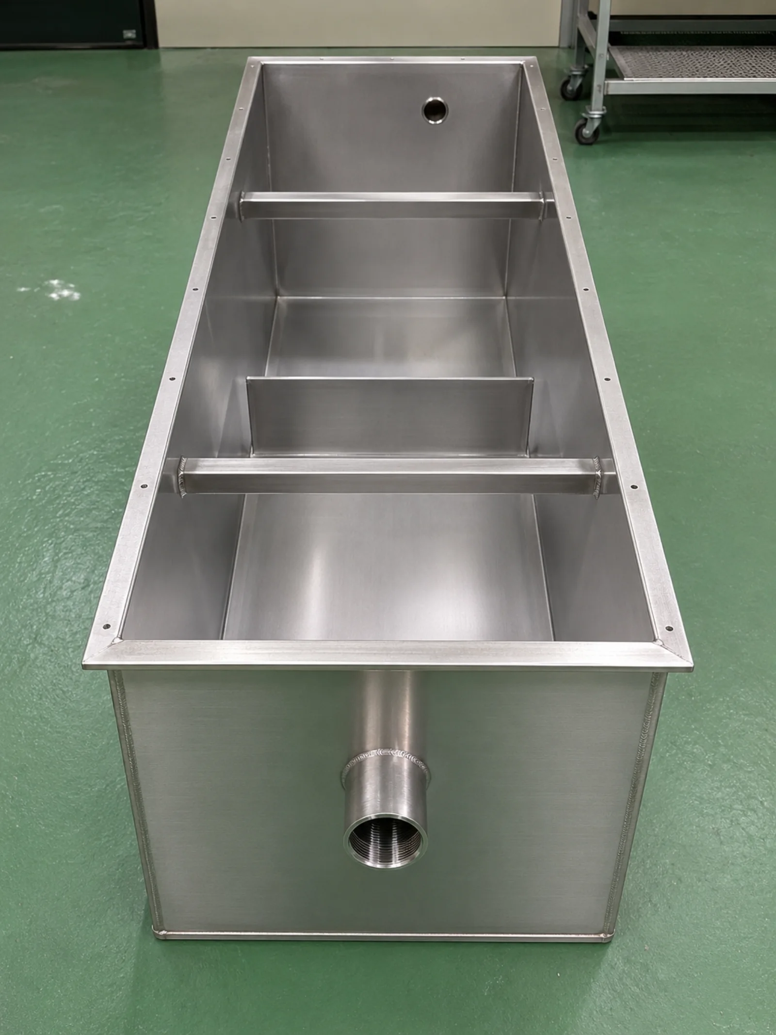 ステンレス角型タンク｜SUS304・2500mm仕切り付きを一貫製作